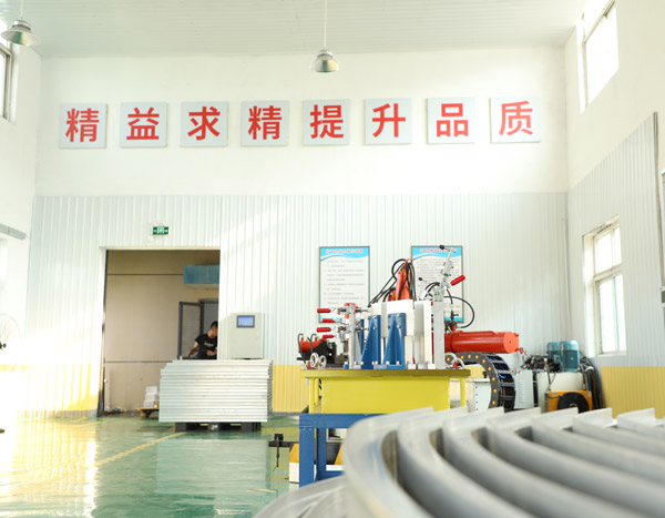 裝飾材料中的北京鋁方通拉彎工藝的好處是產(chǎn)品比較美觀，同時(shí)拉彎后也不會有凹陷、鼓泡等問題！