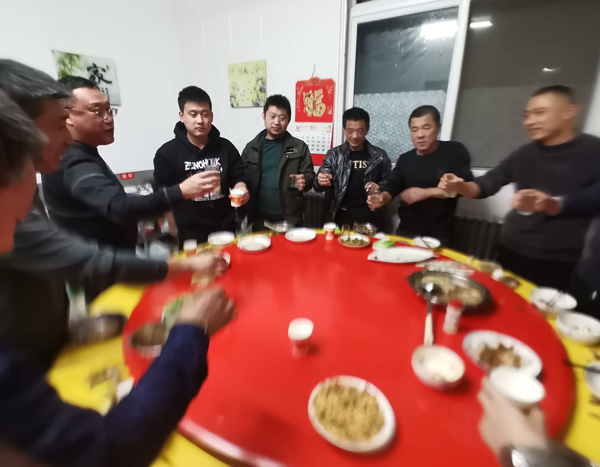 盛達偉業北京型材拉彎廠冬季關懷：發放勞動保護用品與組織聚餐活動的雙重溫暖
