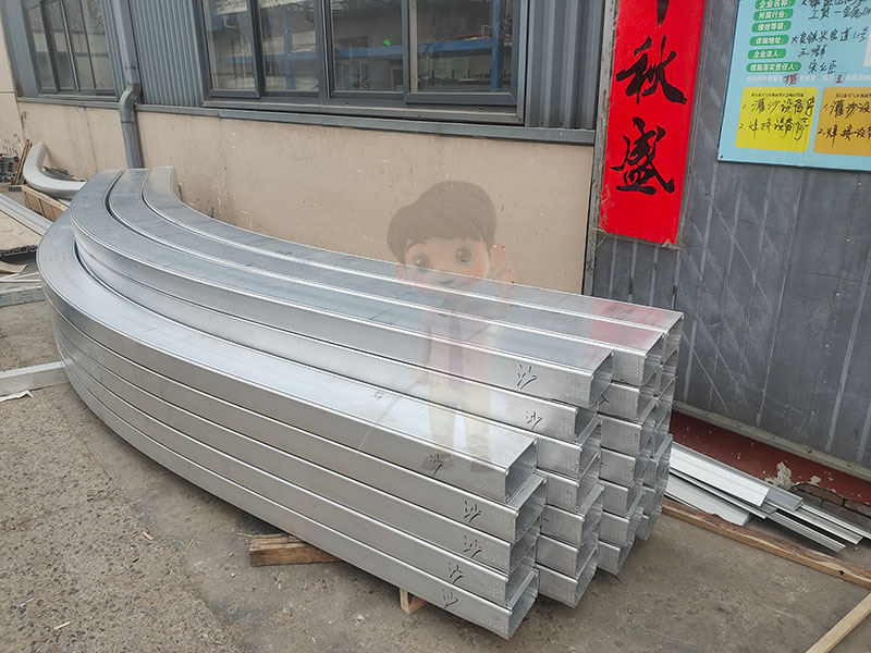 解析幕墻型材拉彎對建筑節能與環境適應性的影響：實現綠色建筑的技術路徑