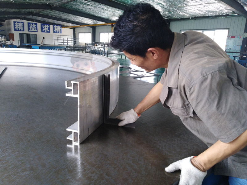 鋁包木型材拉彎在家具設計中的應用:創造個性化、環保的家居解決方案 鋁包木型材拉彎在家具設計中的應用:創造個性化、環保的家居解決方案