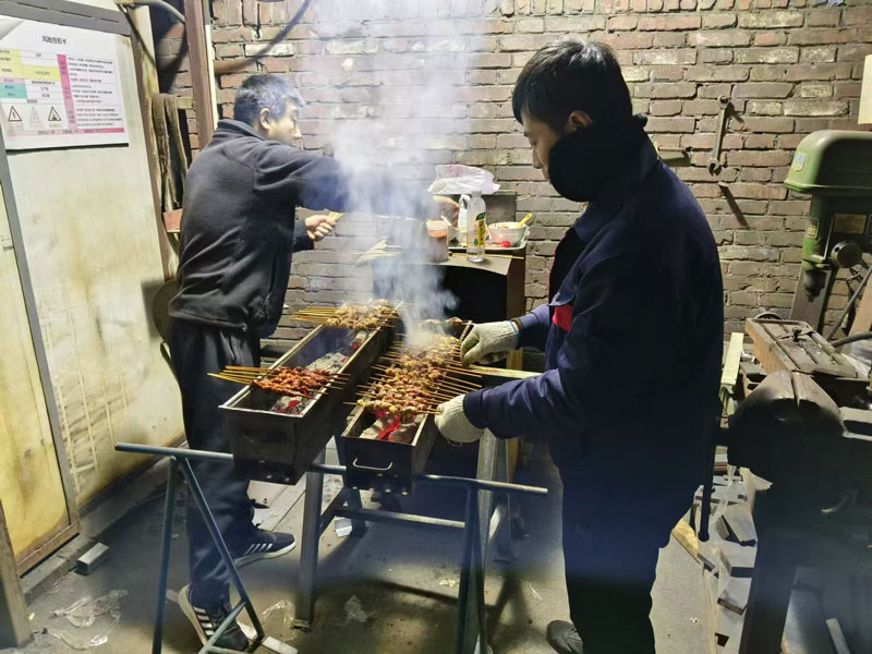 北京型材拉彎廠感恩在嚴寒中堅守崗位的勞動者們